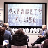 Luca Chistè, a destra, amico e stampatore di Adriano Eccel,dialoga con Sandro Iovine, a sinistra, durante la serata dedicata alla memoria di Adriano Eccel. @ Dario Coletti.