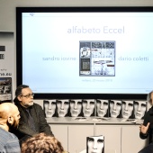 Dario Coletti, a destra, fotografo docente e amico di Adriano Eccel, durante il suo intervento. © Luca Chistè.