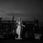 Stefano Schirato, Statua della Vergine Maria in una strada, Casalnovo, Napoli, 2016, dal libro Terra Mala. Living with Poison. © Stefano Schirato.