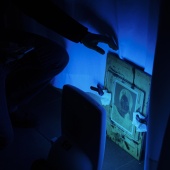 L'esposizione ai raggi UV del negativo realizzato con una stampante digitale su carta da lucido. © Salvo Veneziano/Palermofoto.