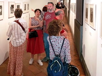 Un momento della visita alla mostra Robert Doisneau presso le sale espositive dei Chiostri di Sant'Eustorgio a Milano.