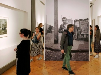 Un momento della visita alla mostra Robert Doisneau presso le sale espositive dei Chiostri di Sant'Eustorgio a Milano.