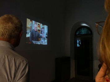 La proiezione di video nell'ambito della visita alla mostra Robert Doisneau presso le sale espositive dei Chiostri di Sant'Eustorgio a Milano.